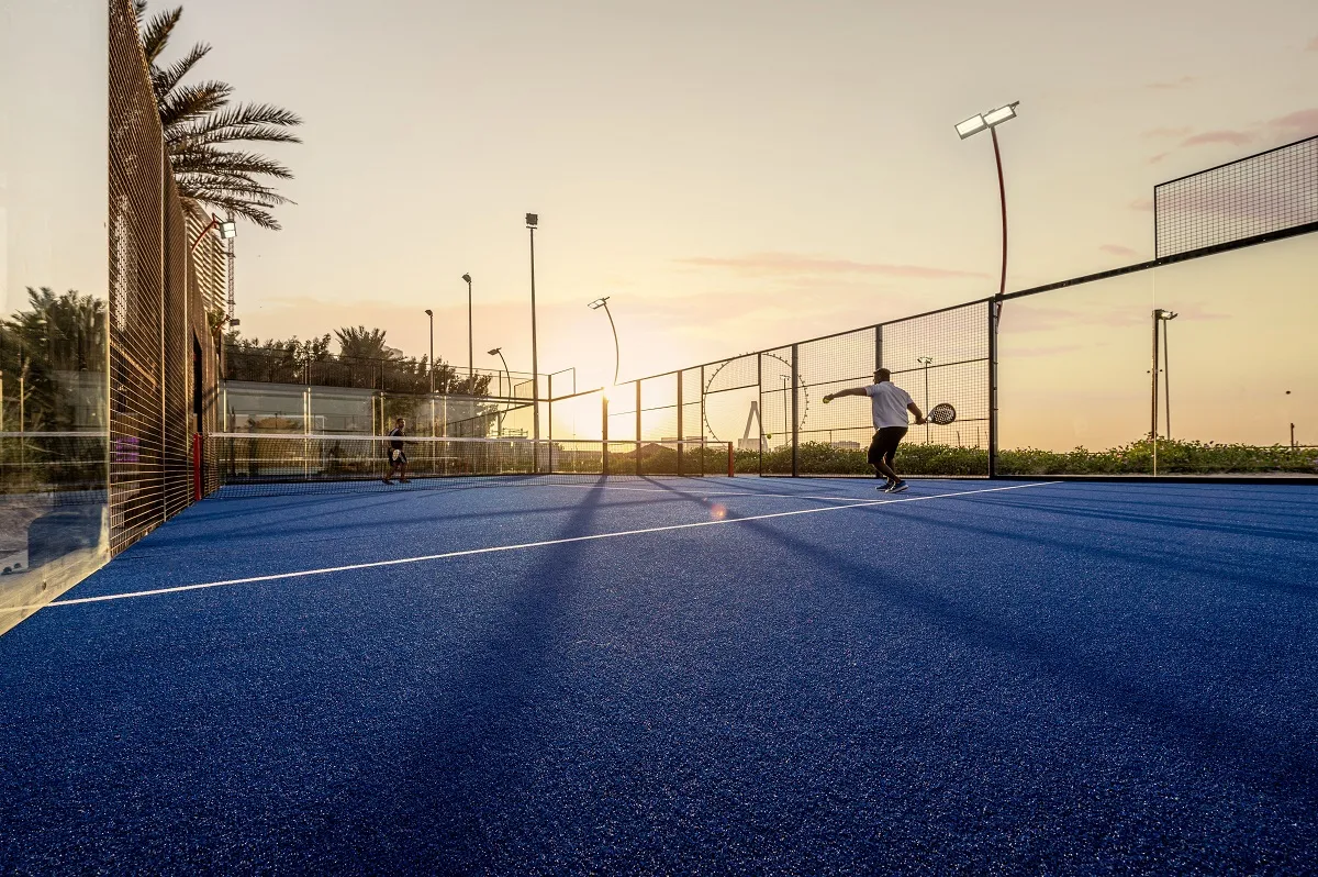 ملعب البادل في فندق الريتز-كارلتون دبي 