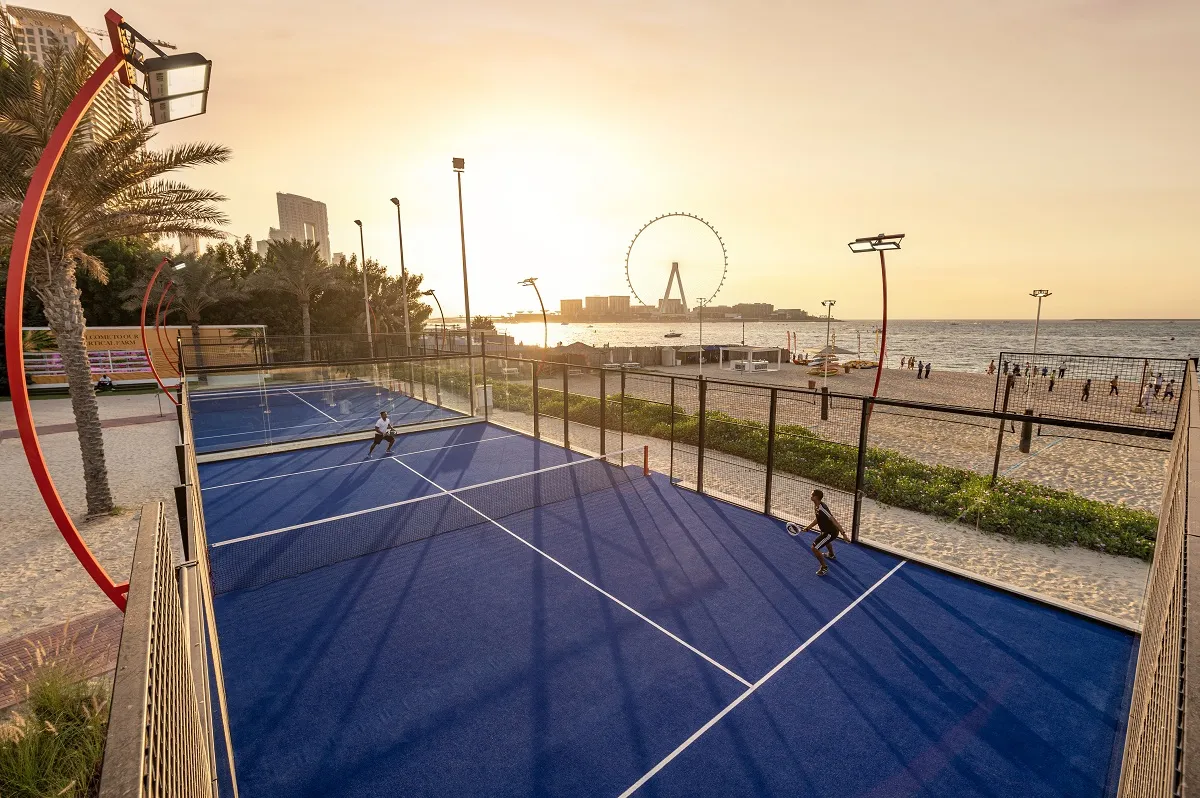 ملعب البادل في فندق الريتز-كارلتون دبي تطل على بحر العرب وعين دبي