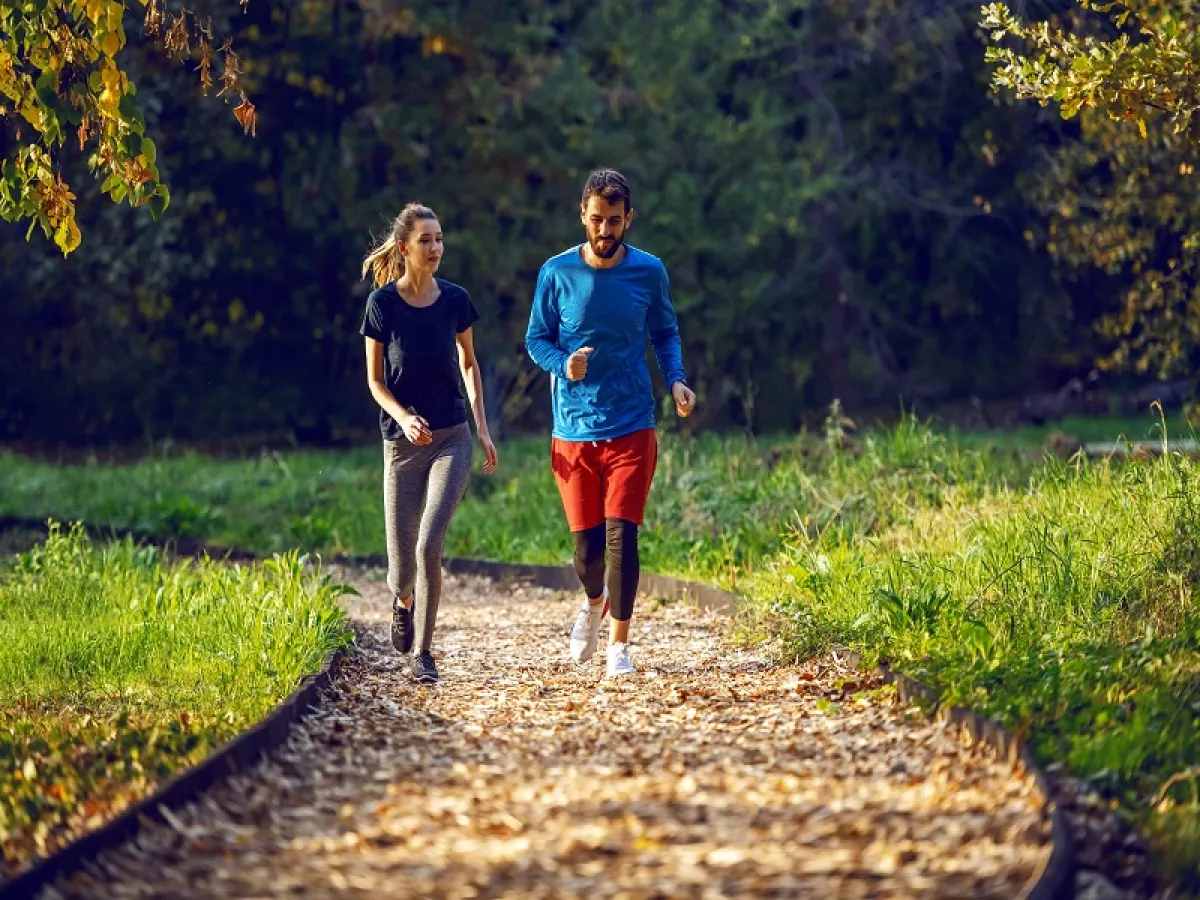 المشي السريع هو المشي الذي يتطلب جهدًا معتدلًا أو قويًا مع نشاط متوسط الشدة (المصدر: Adobe.Stock)