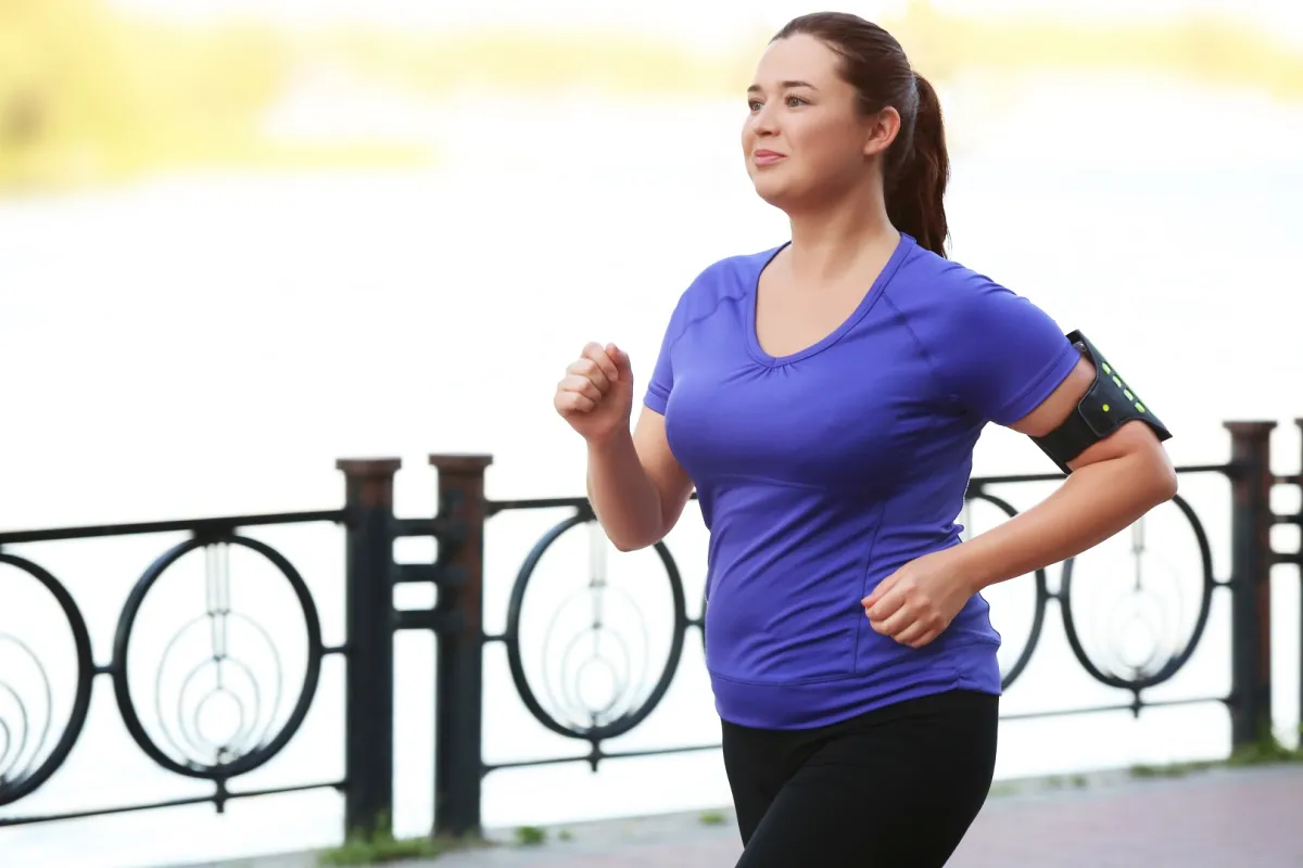 فوائد المشي السريع والبطيء مهمة للجسم (المصدر: Adobe.Stock)