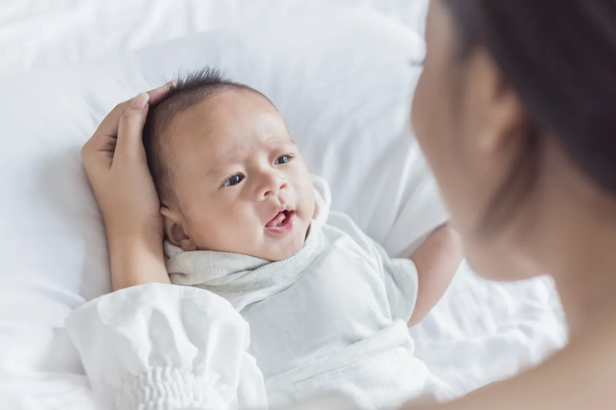 صورة لمولود يقلد حركة شفاه أمه