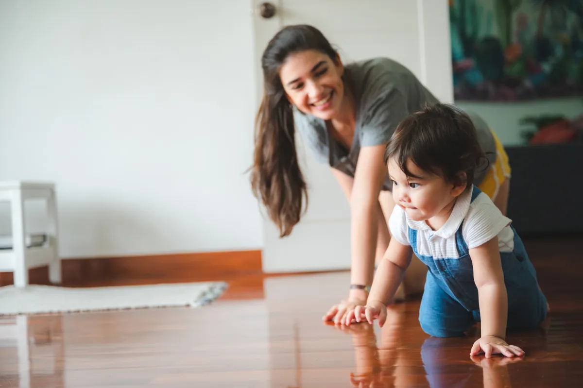 صورة طفل يقلد الزحف