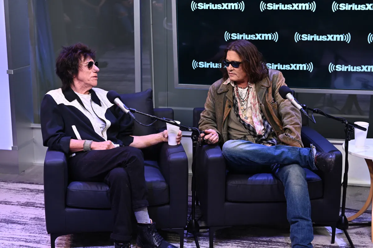 (L-R) Jeff Beck and Johnny Depp on October 12, 2022 in New York City. Noam Galai/Getty Images for SiriusXM/ AFP Noam Galai / GETTY IMAGES NORTH AMERICA / Getty Images via AFP