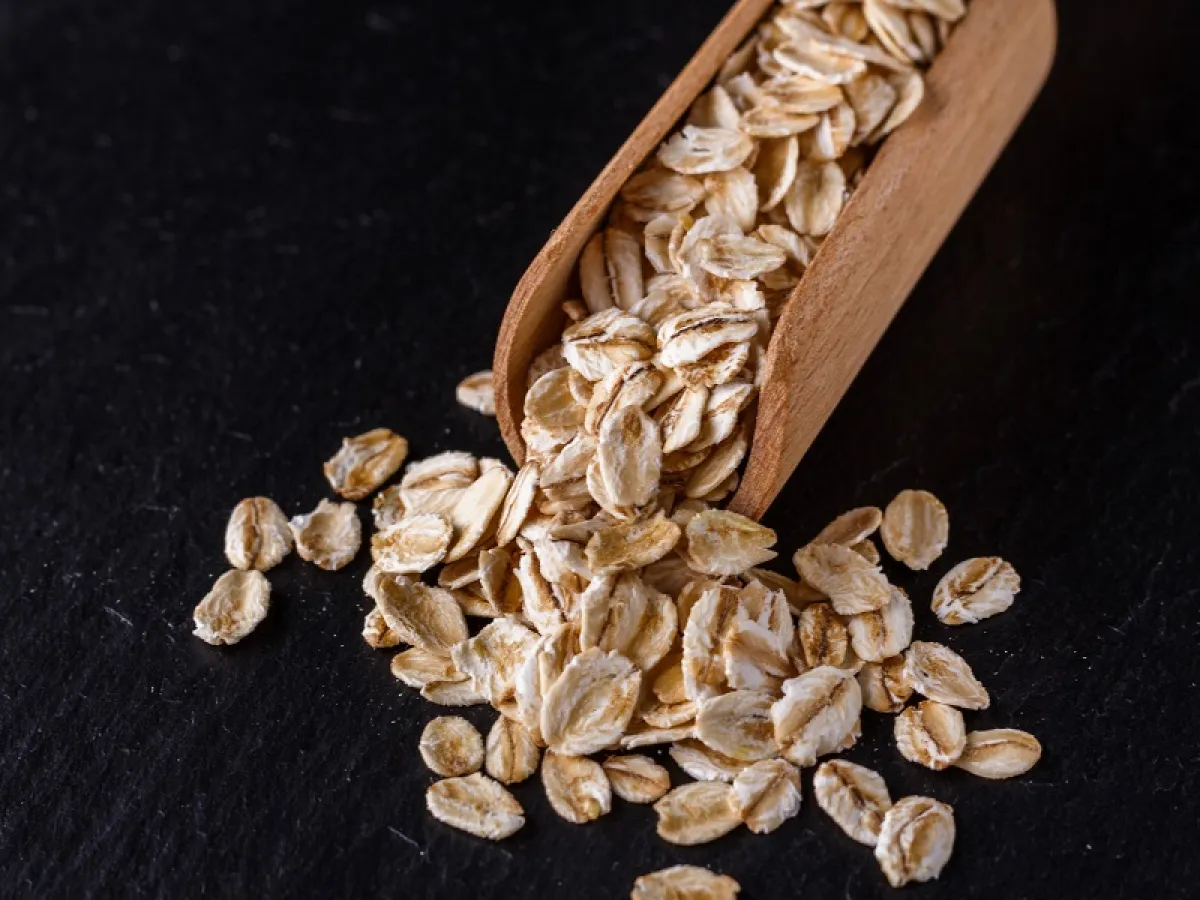 يحتوي الشوفان على نشا واقي للقلب يسمى بيتا جلوكان يمكن أن يساعد في خفض نسبة الكوليسترول المرتفع في الدم (المصدر: Adobe.Stock)