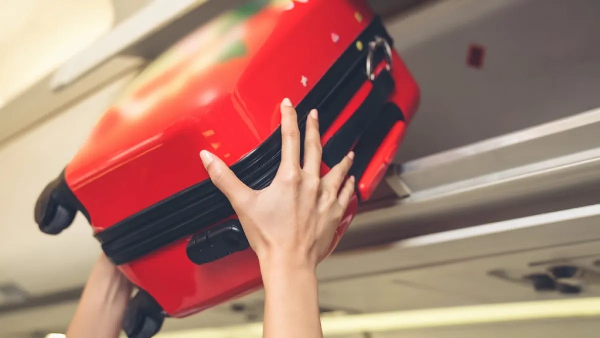 توضيب الحقيبة في خزانة الطائرة