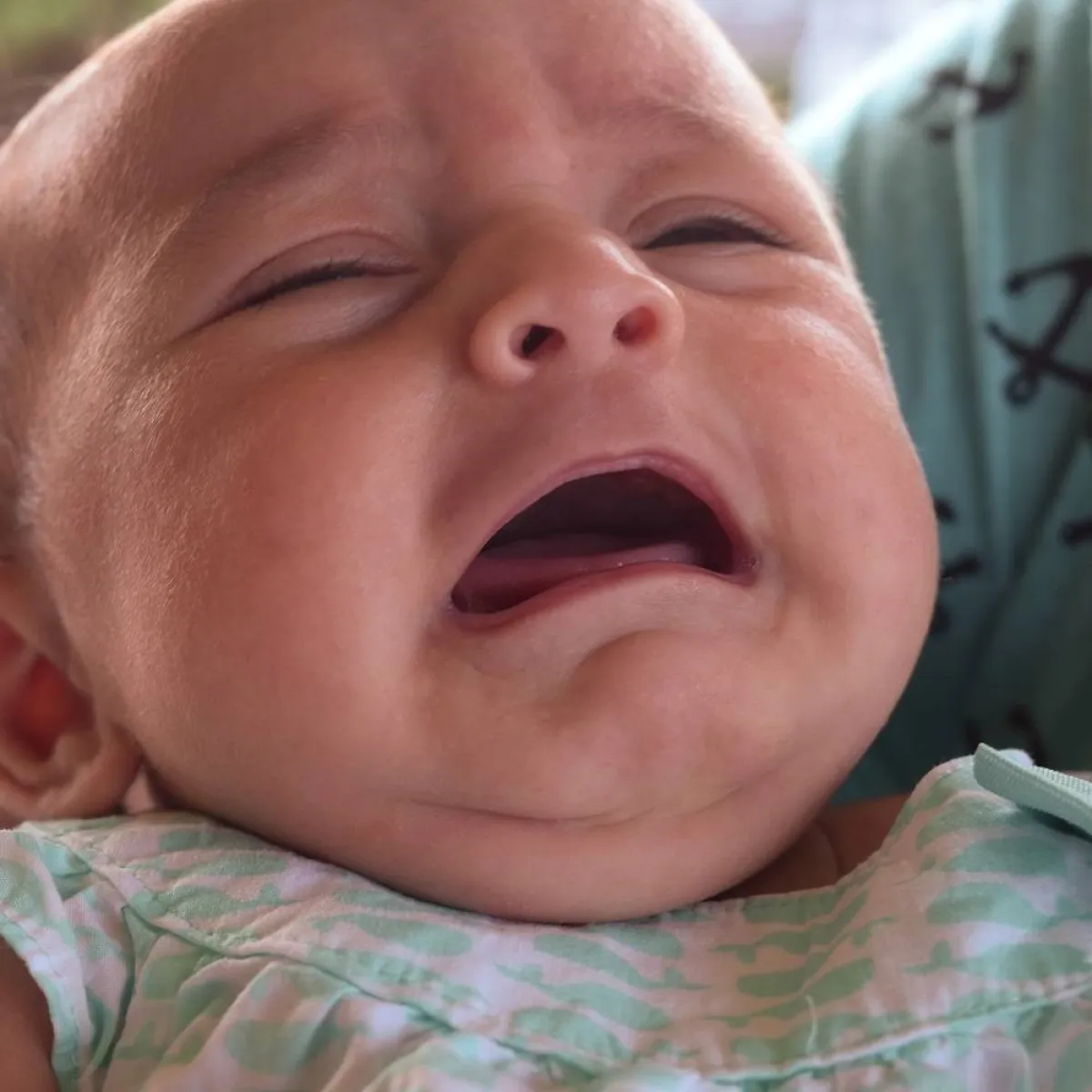 صورة لطفل يبكي