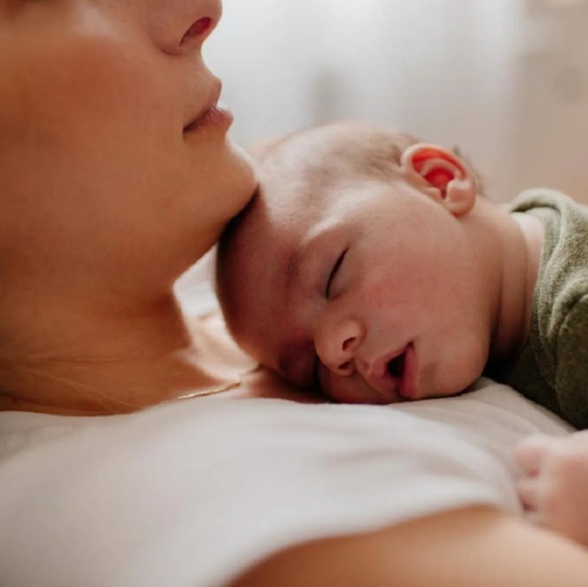 صورة لرضيع وأمه