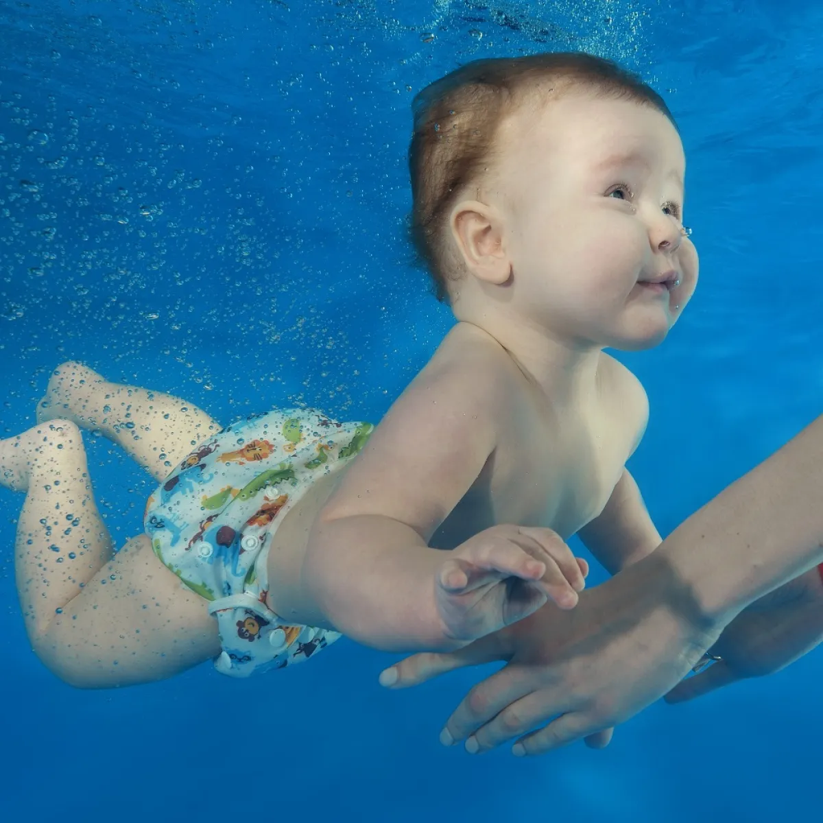 صورة لرضيع يسبح