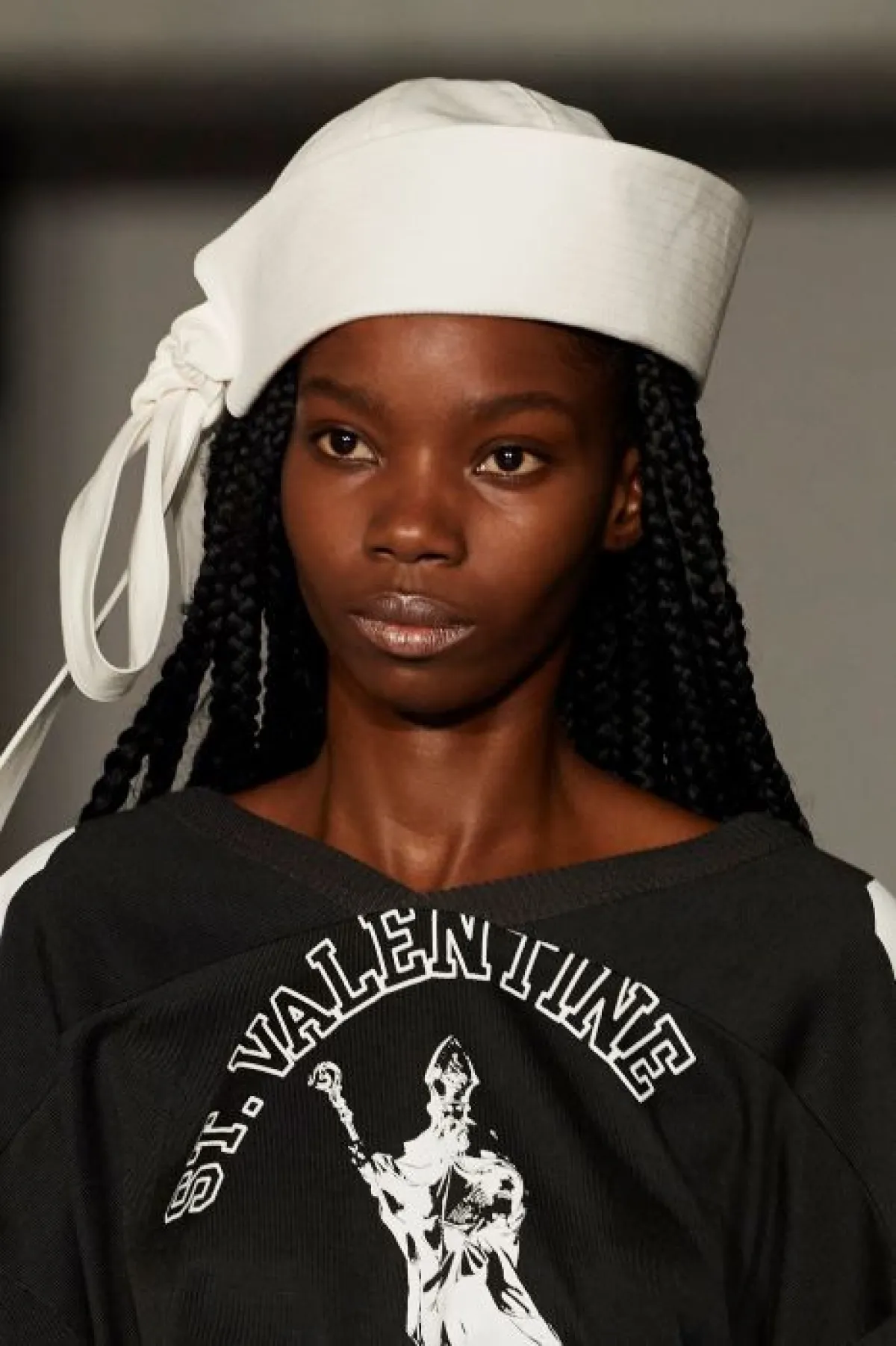 تسريحات شعر مع القبعة