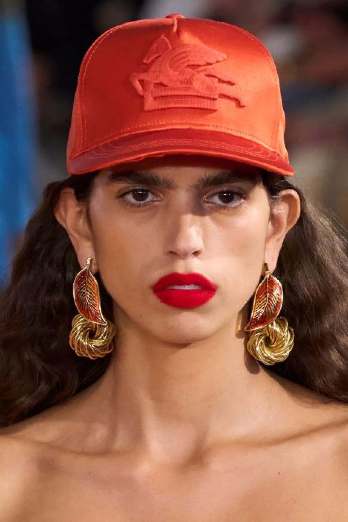 أجمل تسريحات شعر مع القبعة