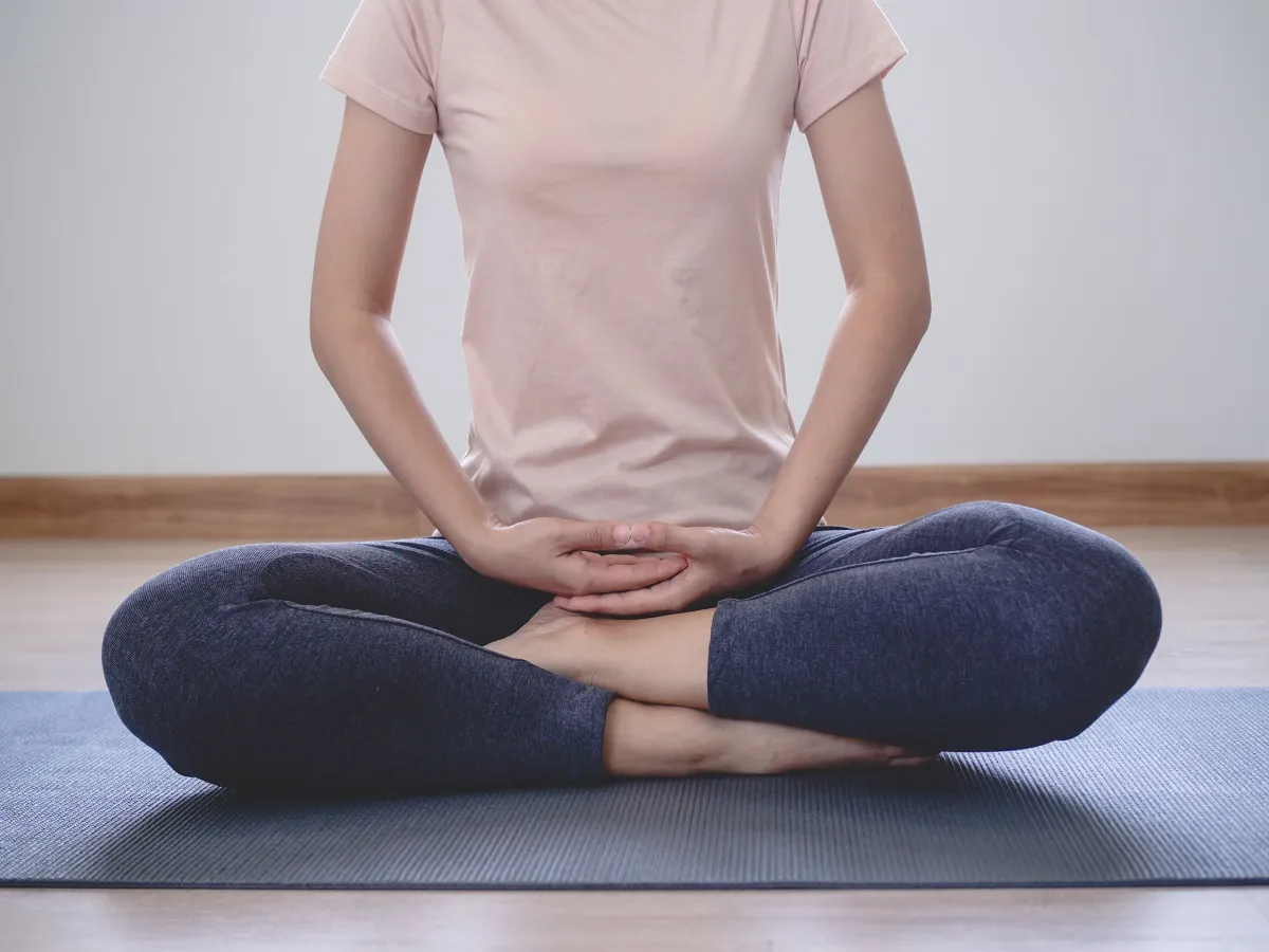 صورة لامراة تجلس