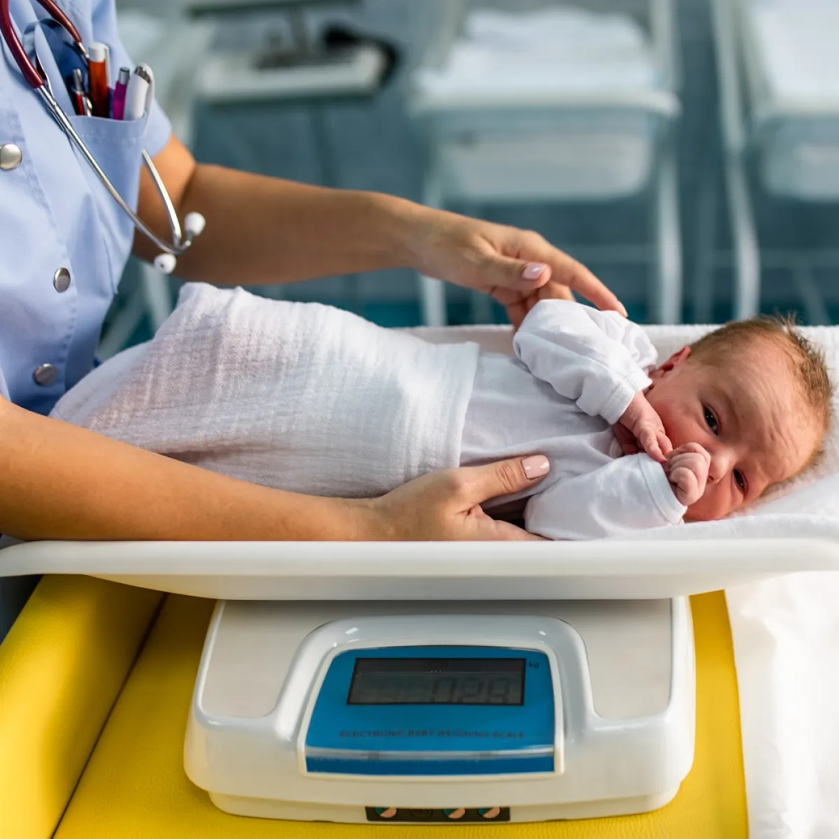 صورة لرضيع على الميزان