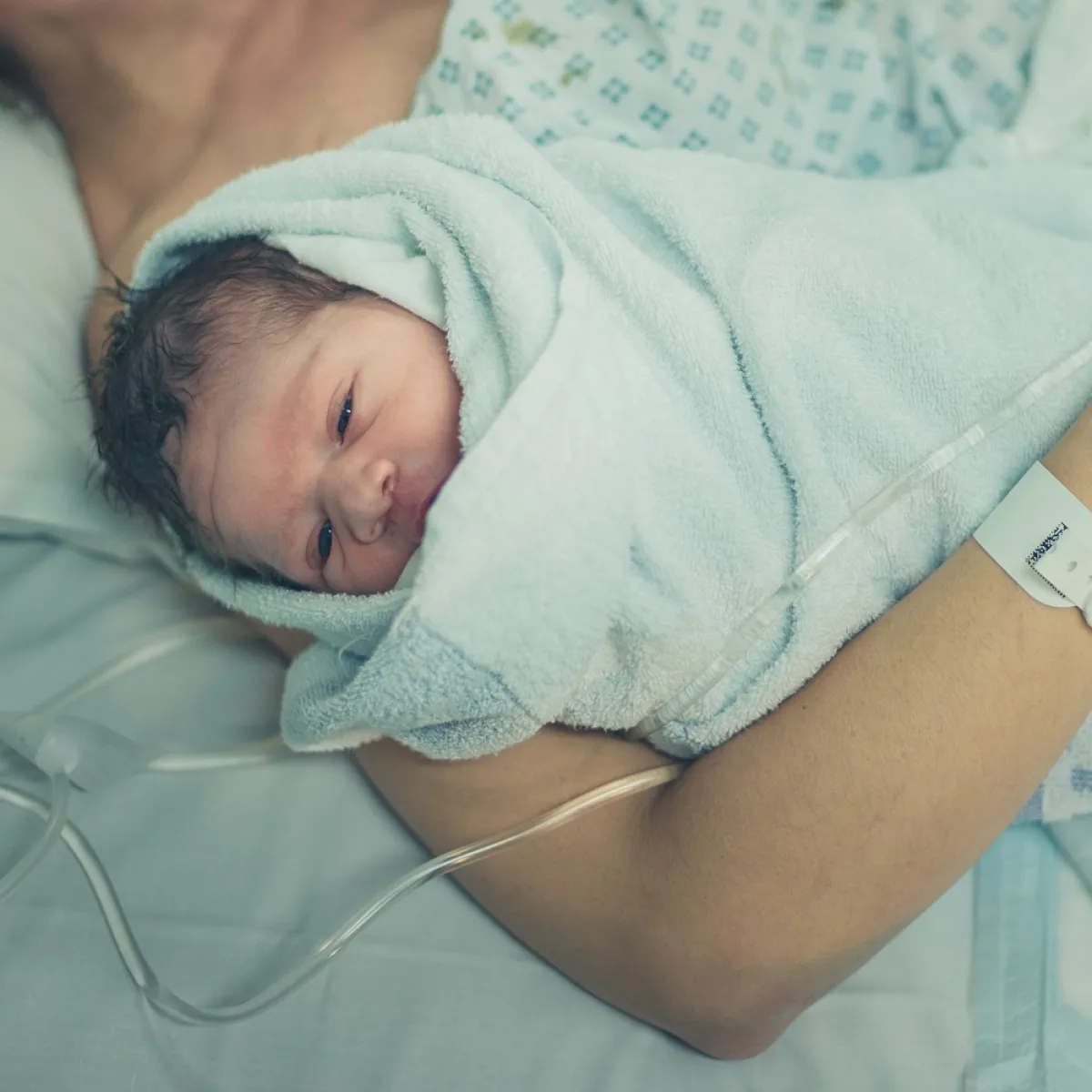 صورة لمولود بحضن أمه