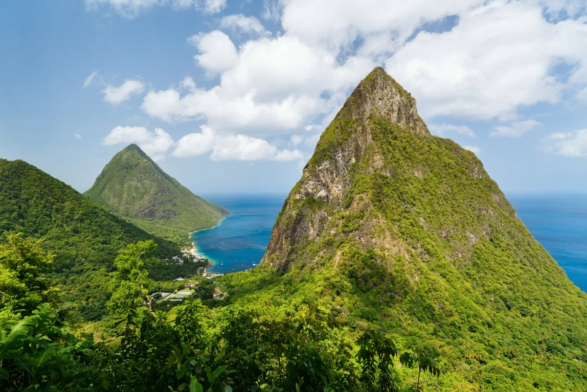 «بيتونات سانت لوسيا» عبارة عن جبلين متفاوتين في ارتفاعهما 