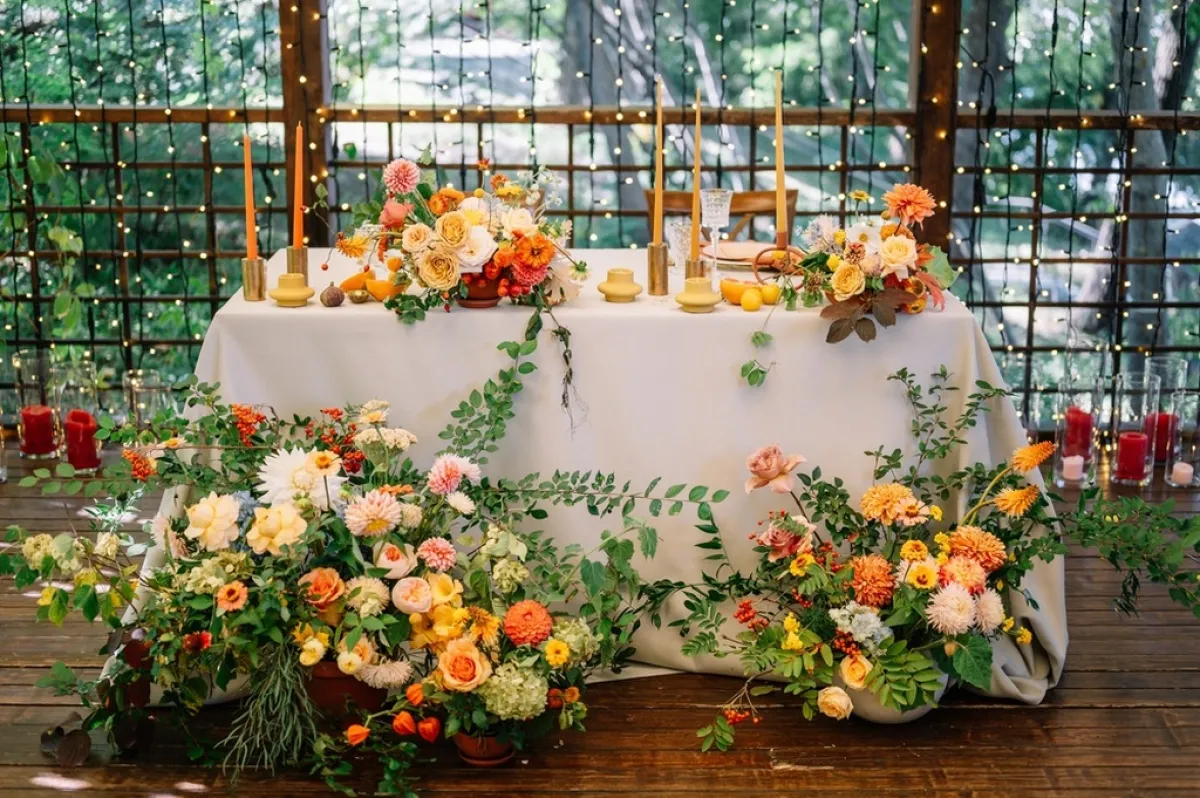 لمسات من اللون البرتقالي في ديكور الحفل