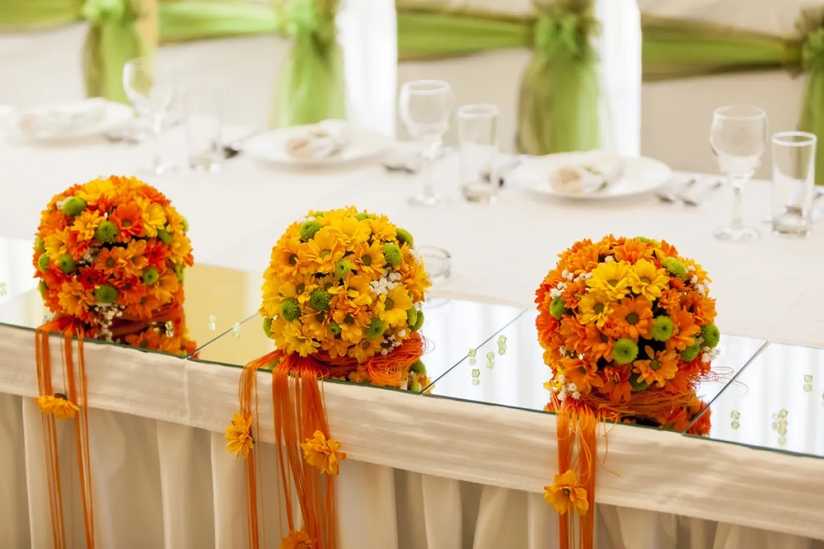 البرتقالي لون مستخدم في ديكورات الأفراح