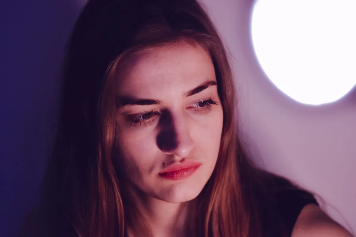 فتاة تفكر كثيرًا