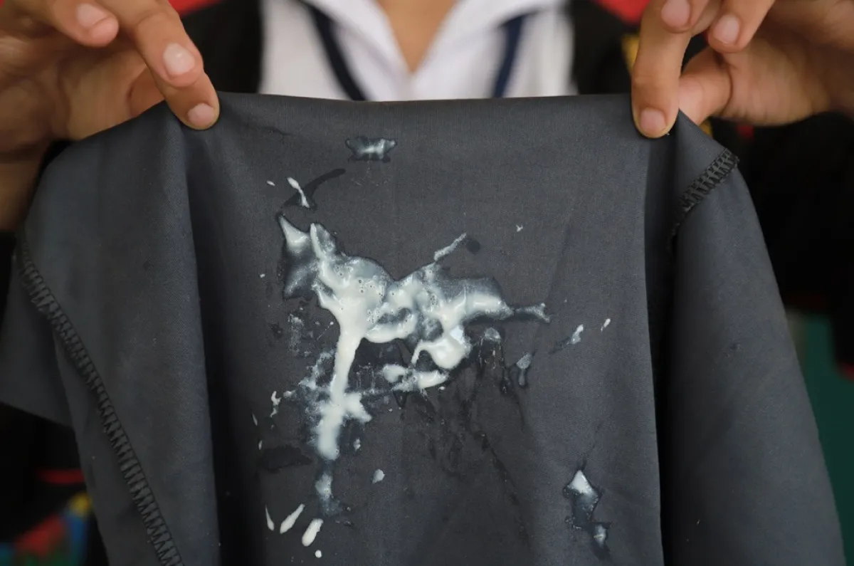 بقع الغراء تلطخ قطعة الملابس