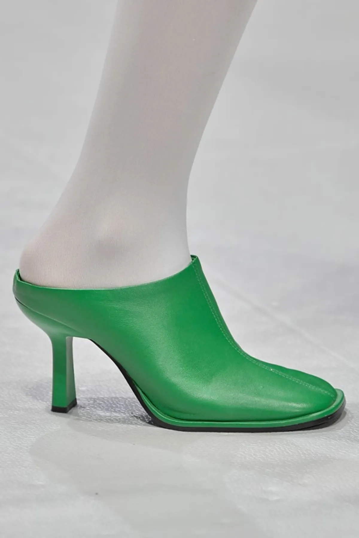 حذاء جلد باللون الأخضر من مداين Madaen