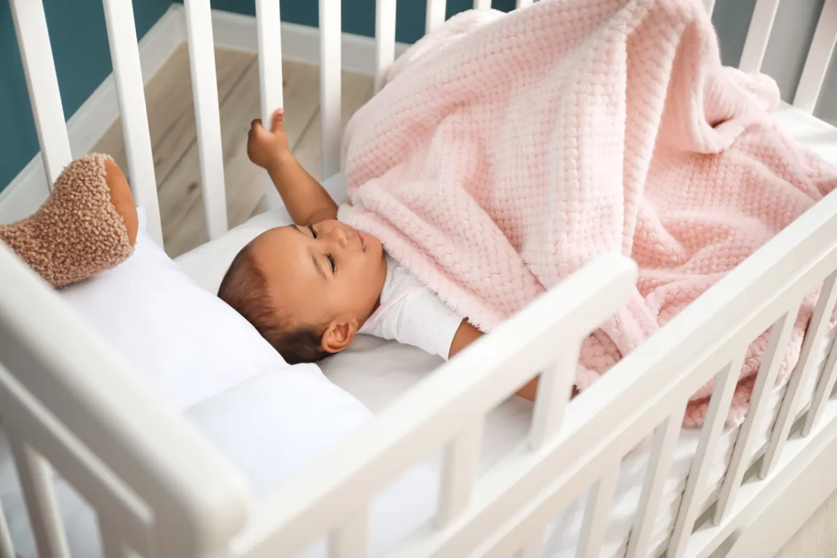 صورة لرضيعة تتقلب في فراشها