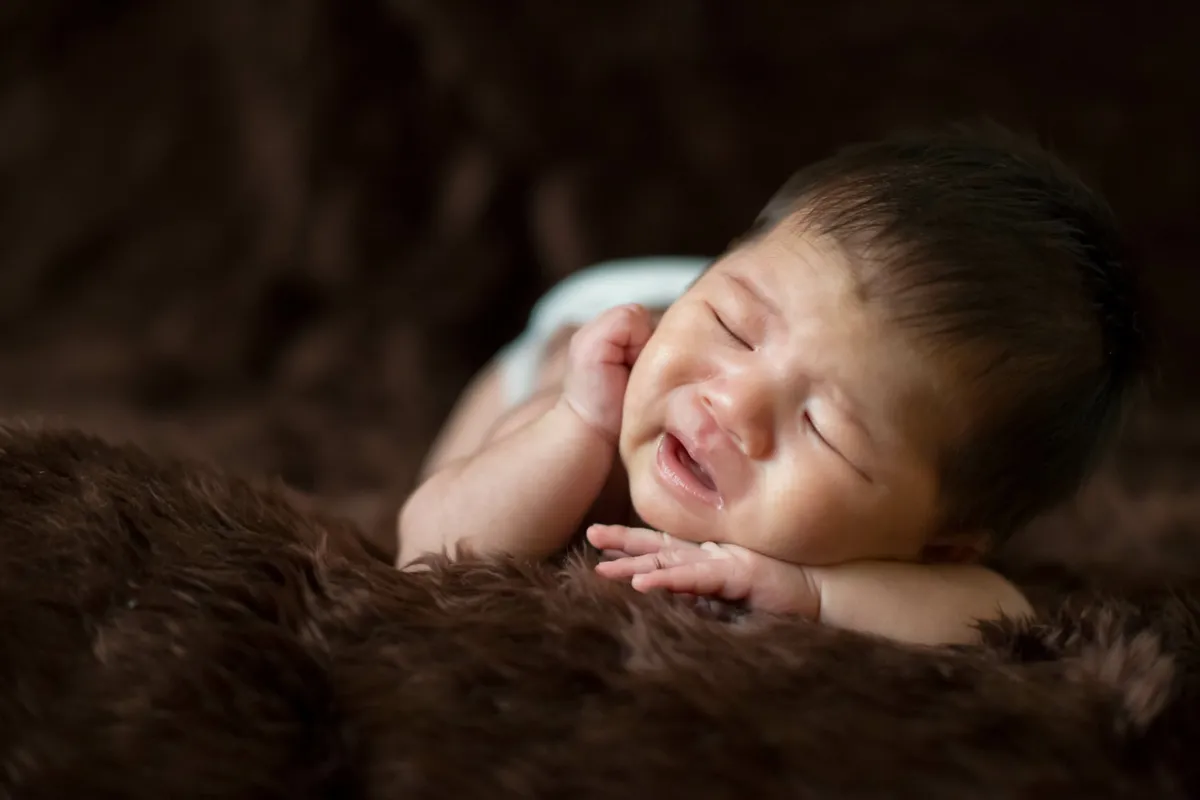 مولود يصارع النوم