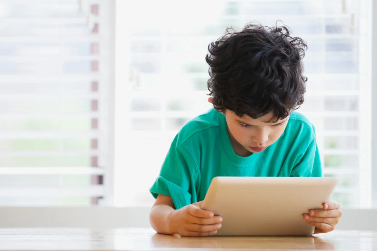 صورة طفل يراقب الإنترنت