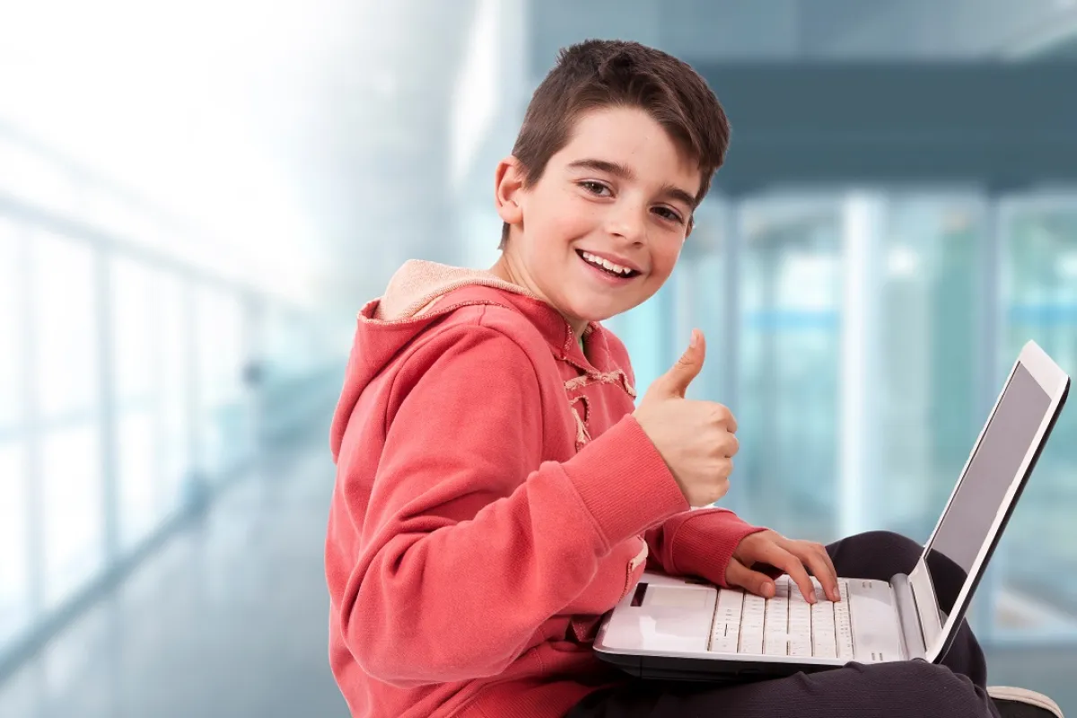 صورة لطفل أمام جهاز اللاب توب