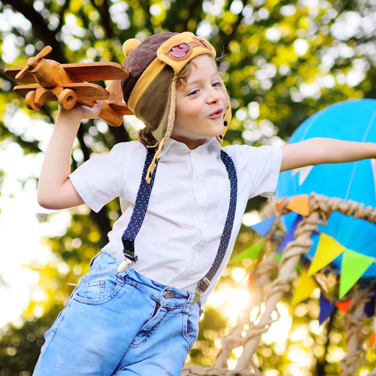 صورة لطفل يتظاهر بالطيران