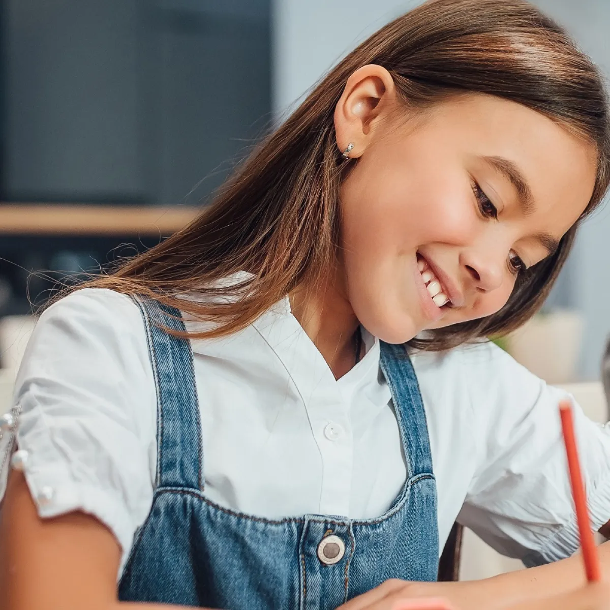 صورة لطفلة تلعب لعبة المصارحة