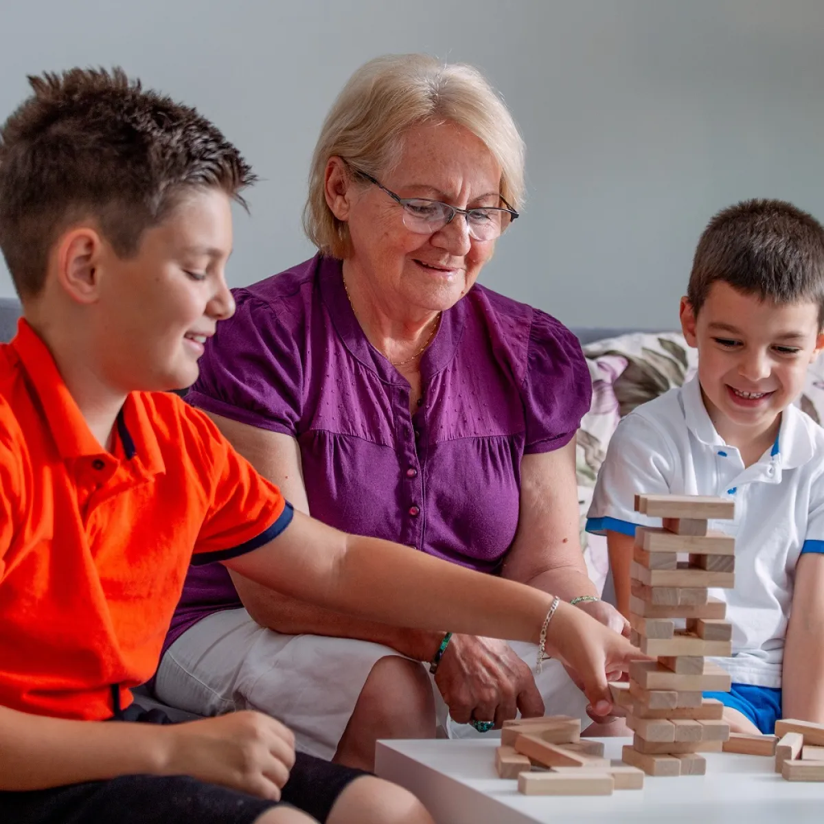 صورة  تعبيرية للقاء الأجداد بالأحفاد