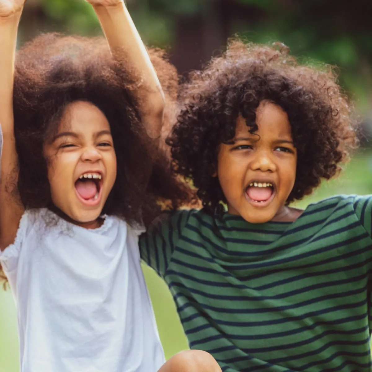 صورة لطفلتين تصرخان بفرحة