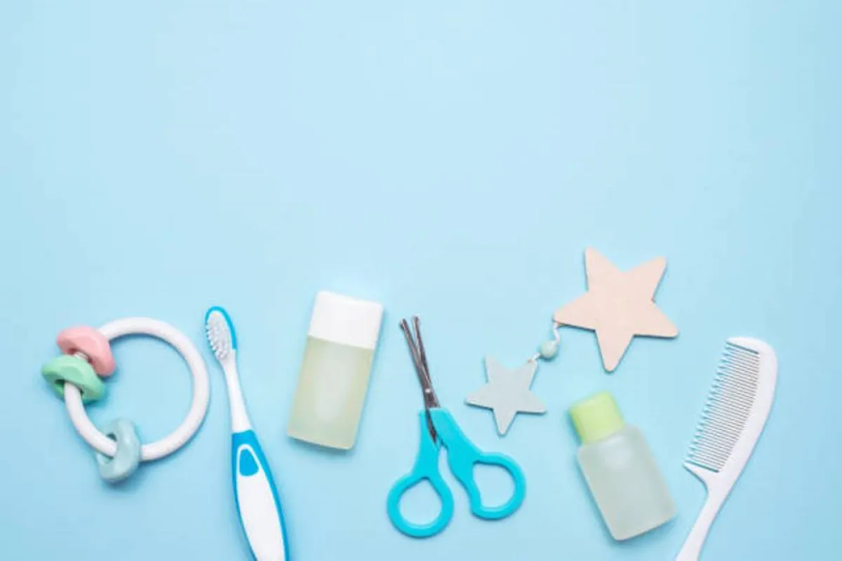 صورة لبعض أدوات النظافة الشخصية للطفل
