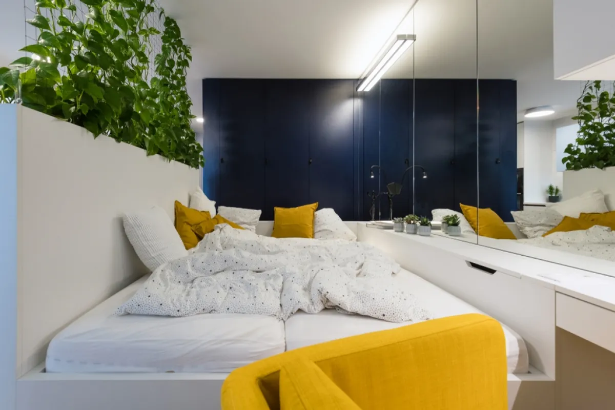 لا غنى عن حضور المرايا في الغرفة الضيقة