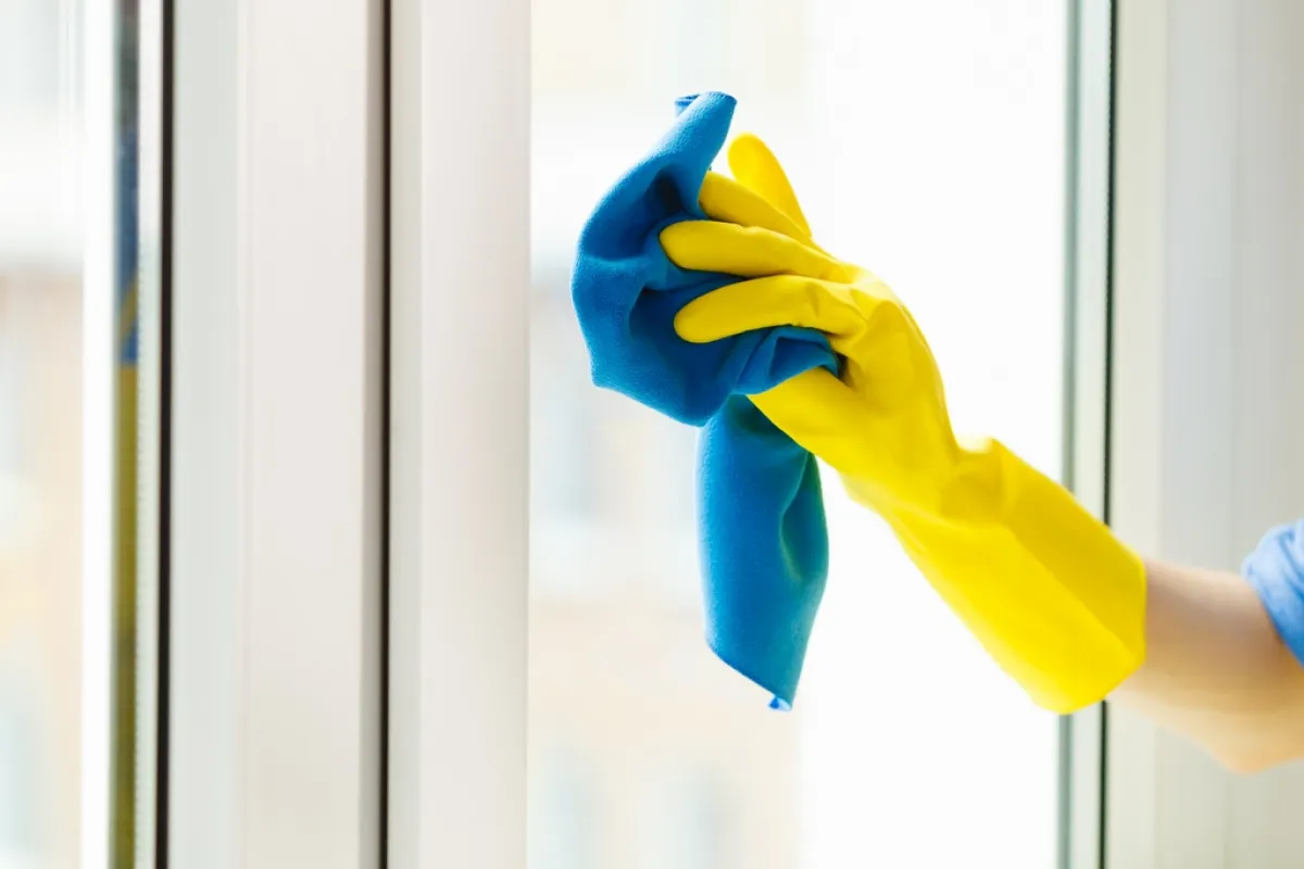 تنظيف الزجاج