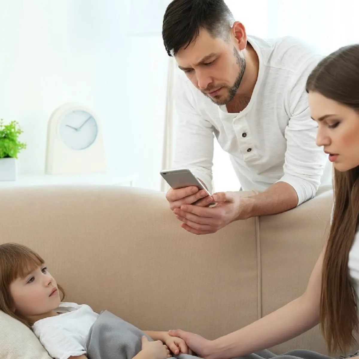 صورة لأسرة حول ابنتها المريضة