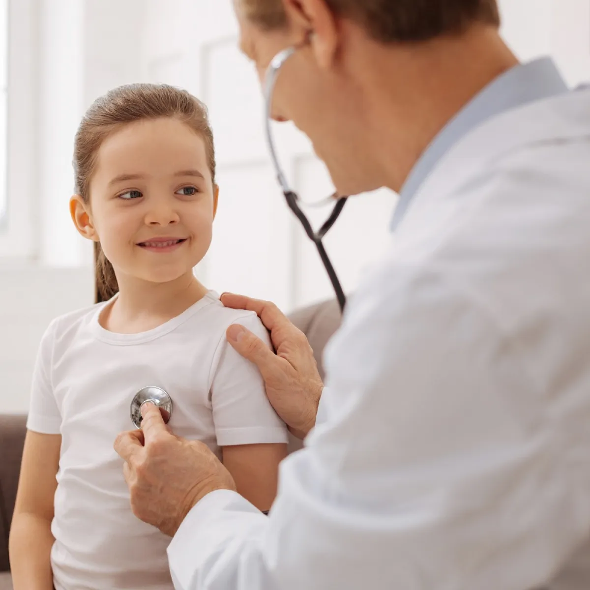 صورة لطبيب وطفلة مريضة