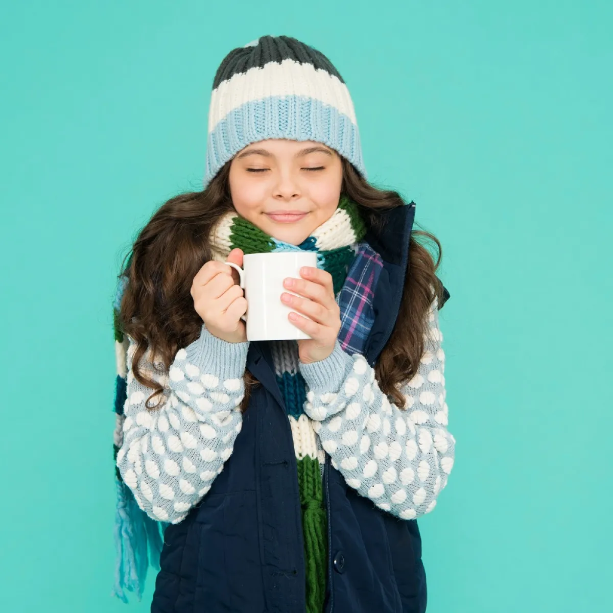 صورة لطفلة ومشروبا ساخنا