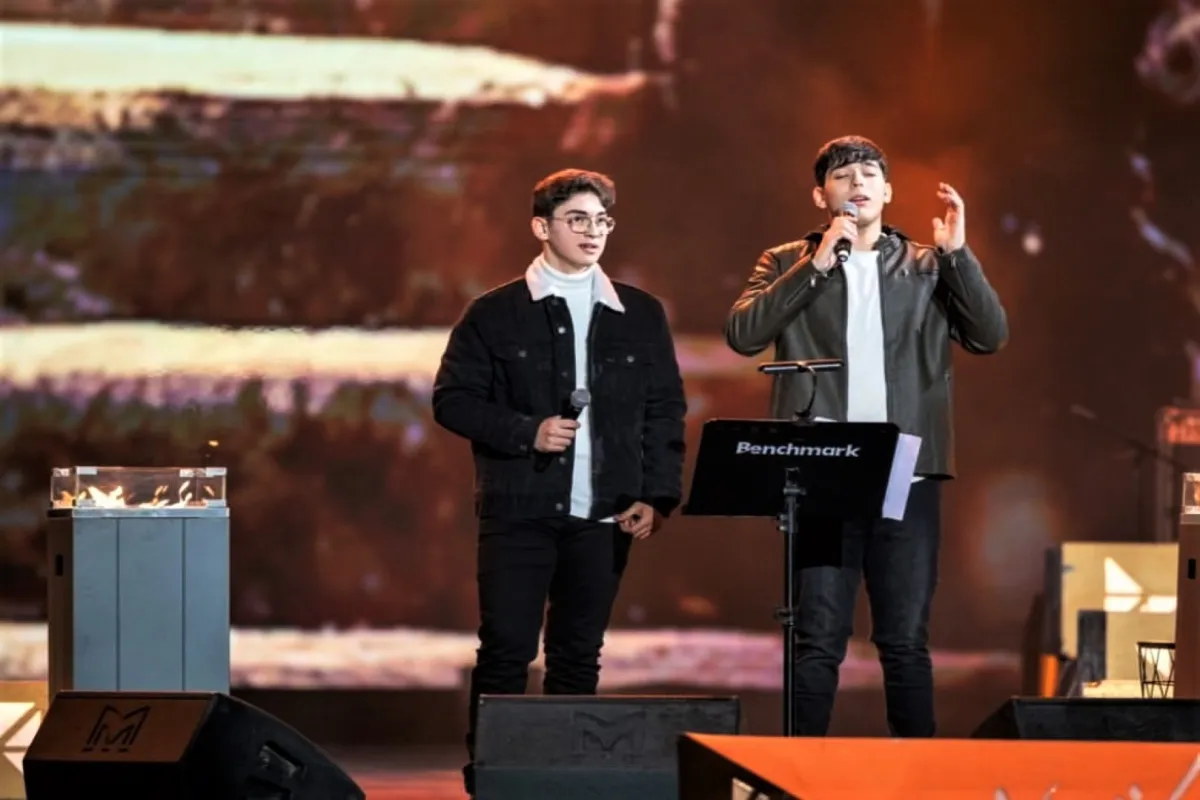 احفاد وديع الصافي شربل وجاد على مسرح ابوبكر سالم - الصورة من حساب موسم الرياض على الانستجرام