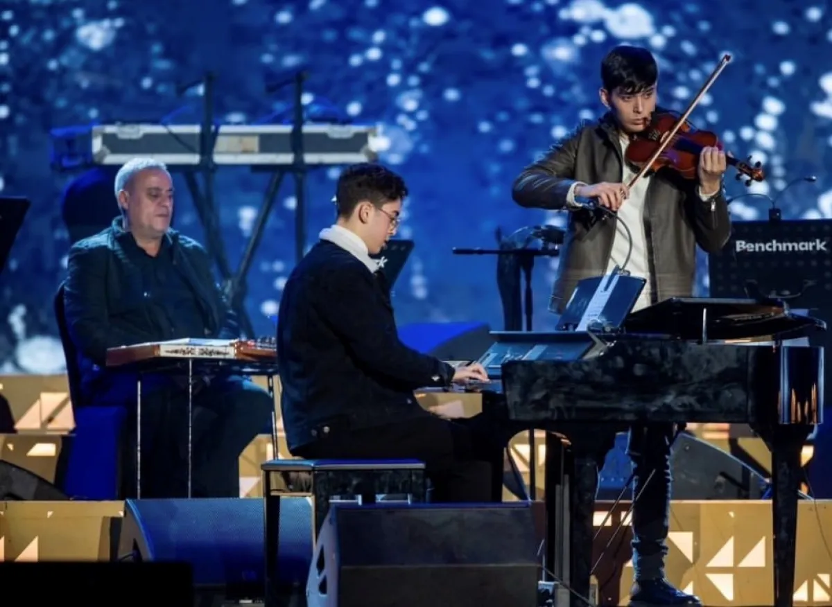 احفاد وديع الصافي شربل وجاد على مسرح ابوبكر سالم - الصورة من حساب موسم الرياض على الانستجرام