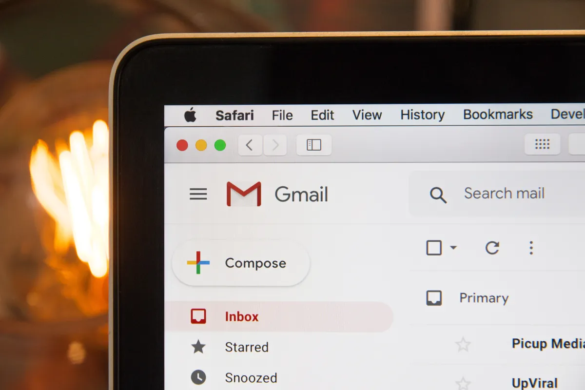 كيفية حذف جميع رسائل البريد الإلكتروني في Gmail دفعة واحدة  - الصورة من unsplash