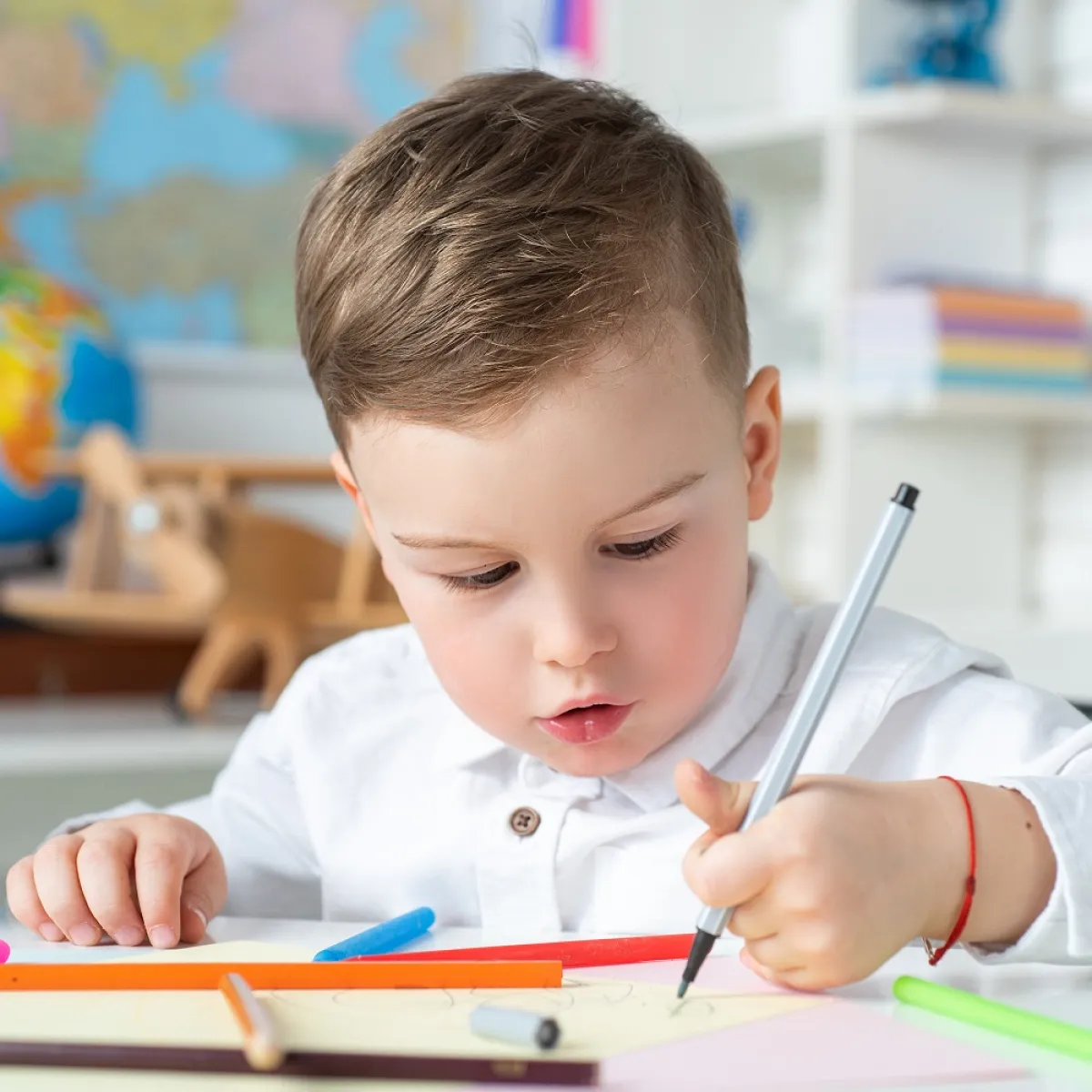 صورة لطفل صغير يمسك بالقلم