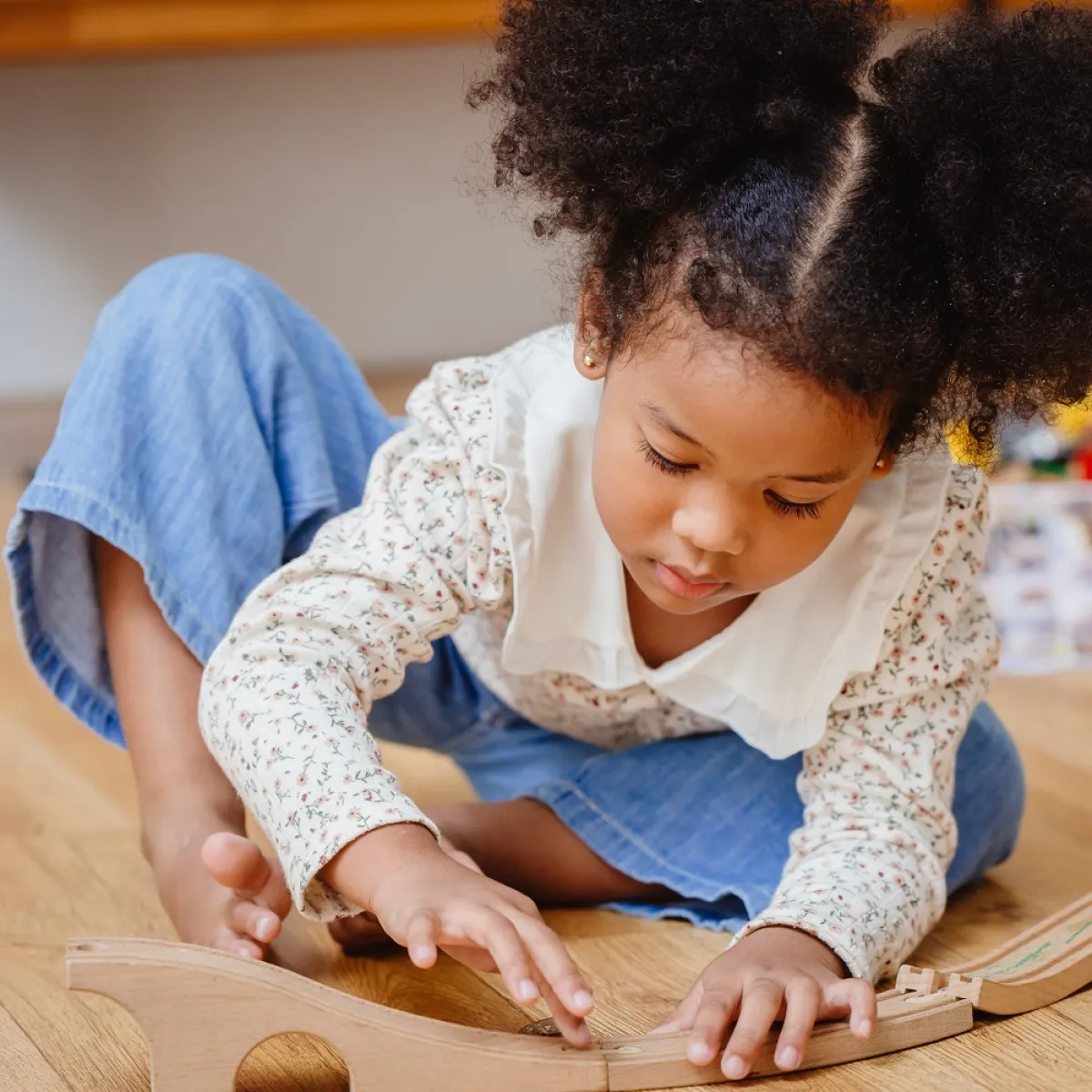 صورة لطفلة تلعب