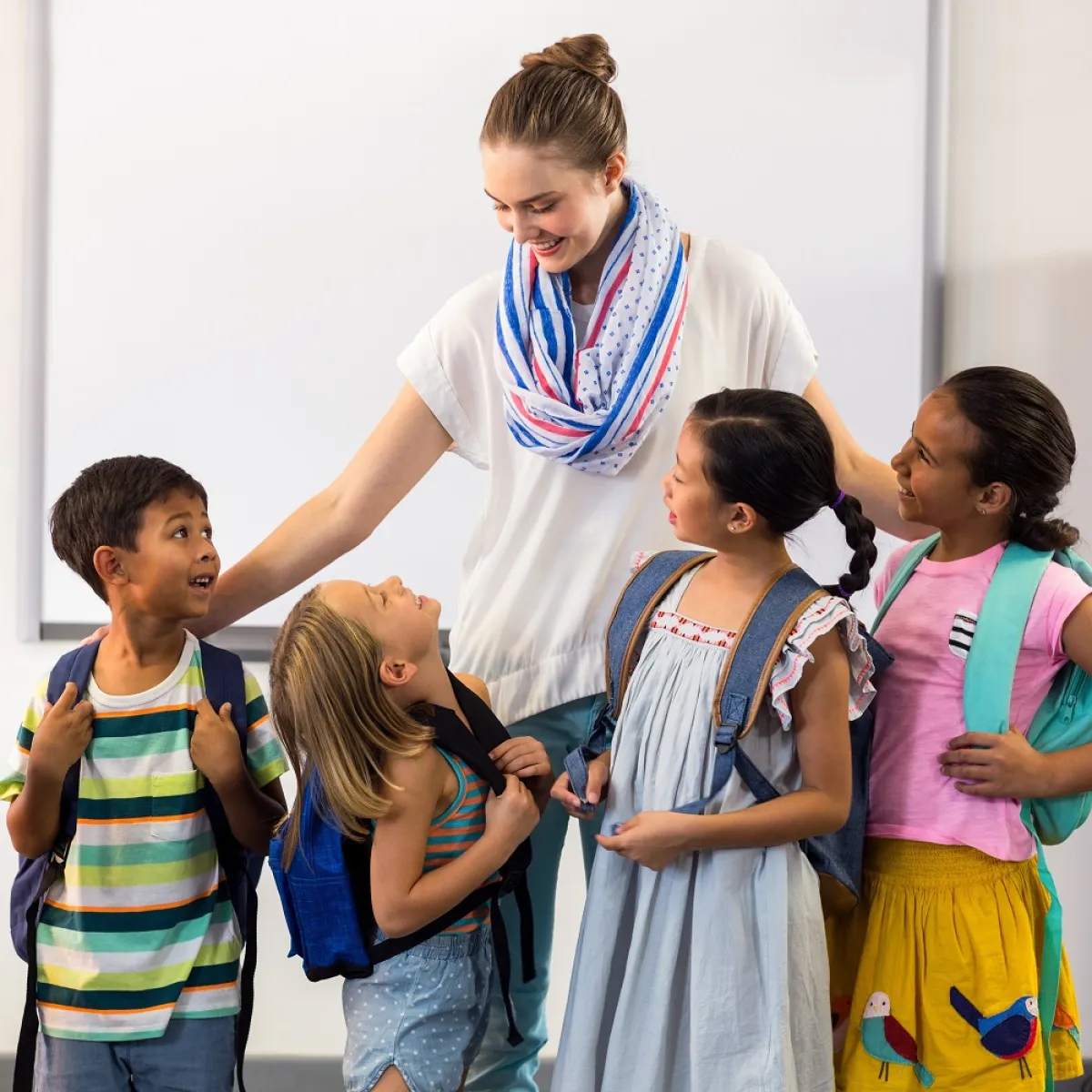 صورة لمعلمة وسط تلاميذها