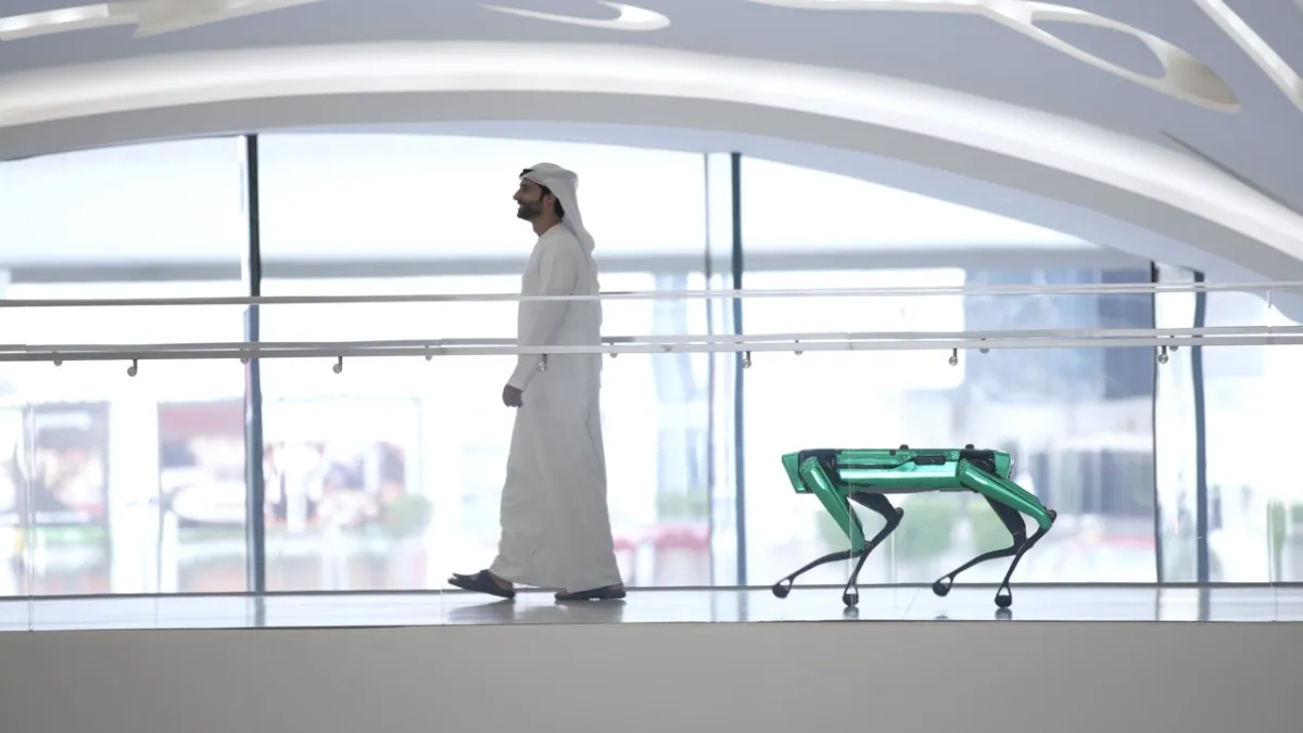 "متحف المستقبل" يضم روبوتا جديدا إلى مجموعته. الصورة من مكتب دبي الإعلامي