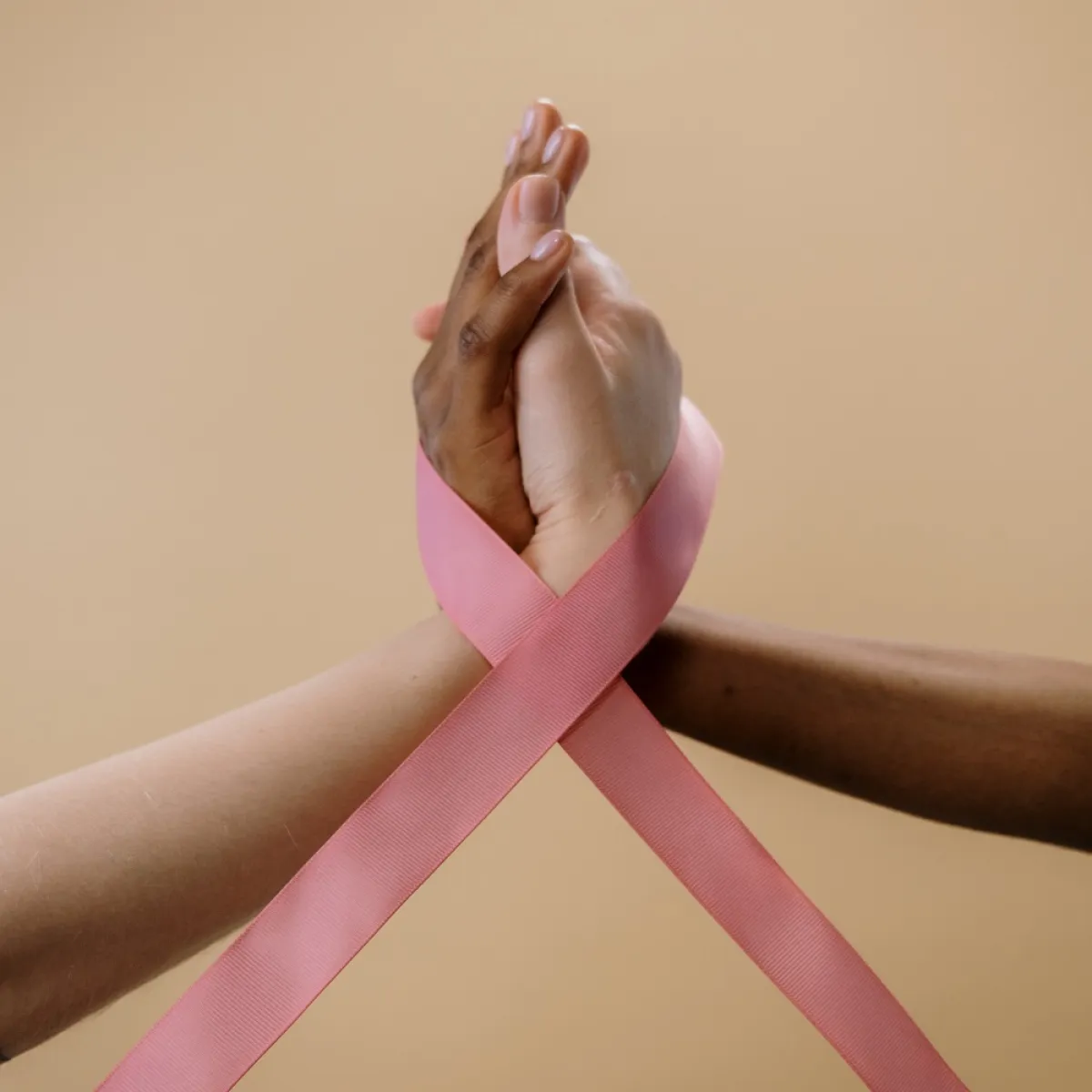 تعرّفي إلى شكل ثدييك الطبيعي لترصدي أي تغييرات لاحقة (المصدر: Pexels )