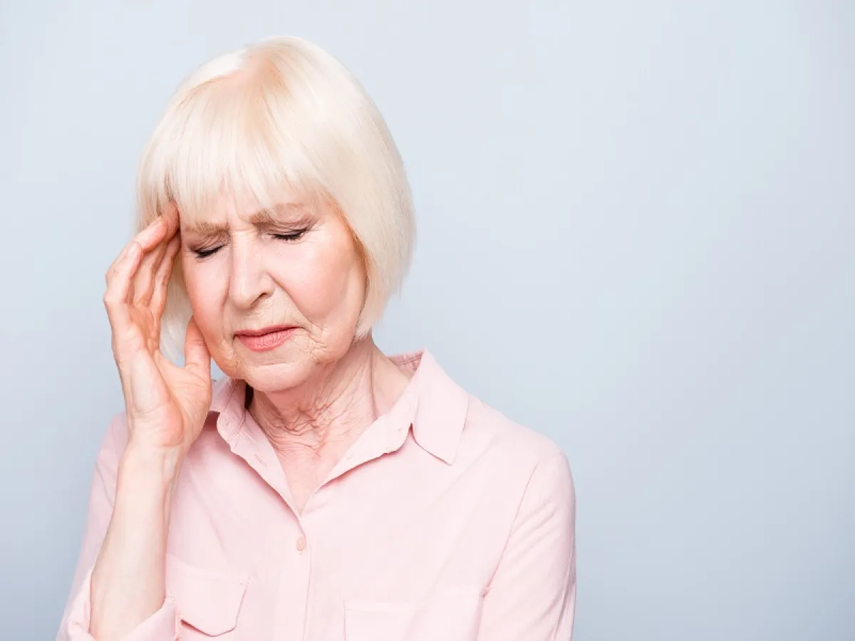 الخرف الخفيف وصعوبة المشي من أبرز أعراض استسقاء الدماغ لدى كبار السن (المصدر: Adobe.Stock)