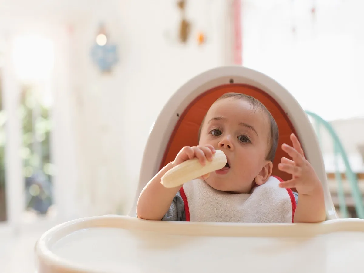 صورة لطفل يتناول الموز