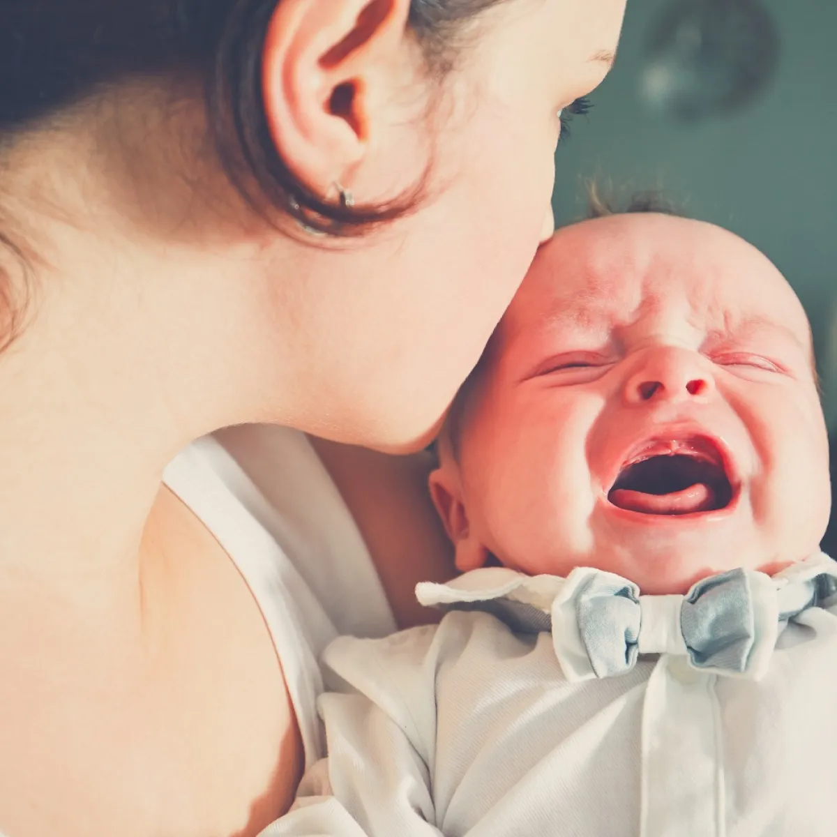 صورة لطفل رضيع يبكي