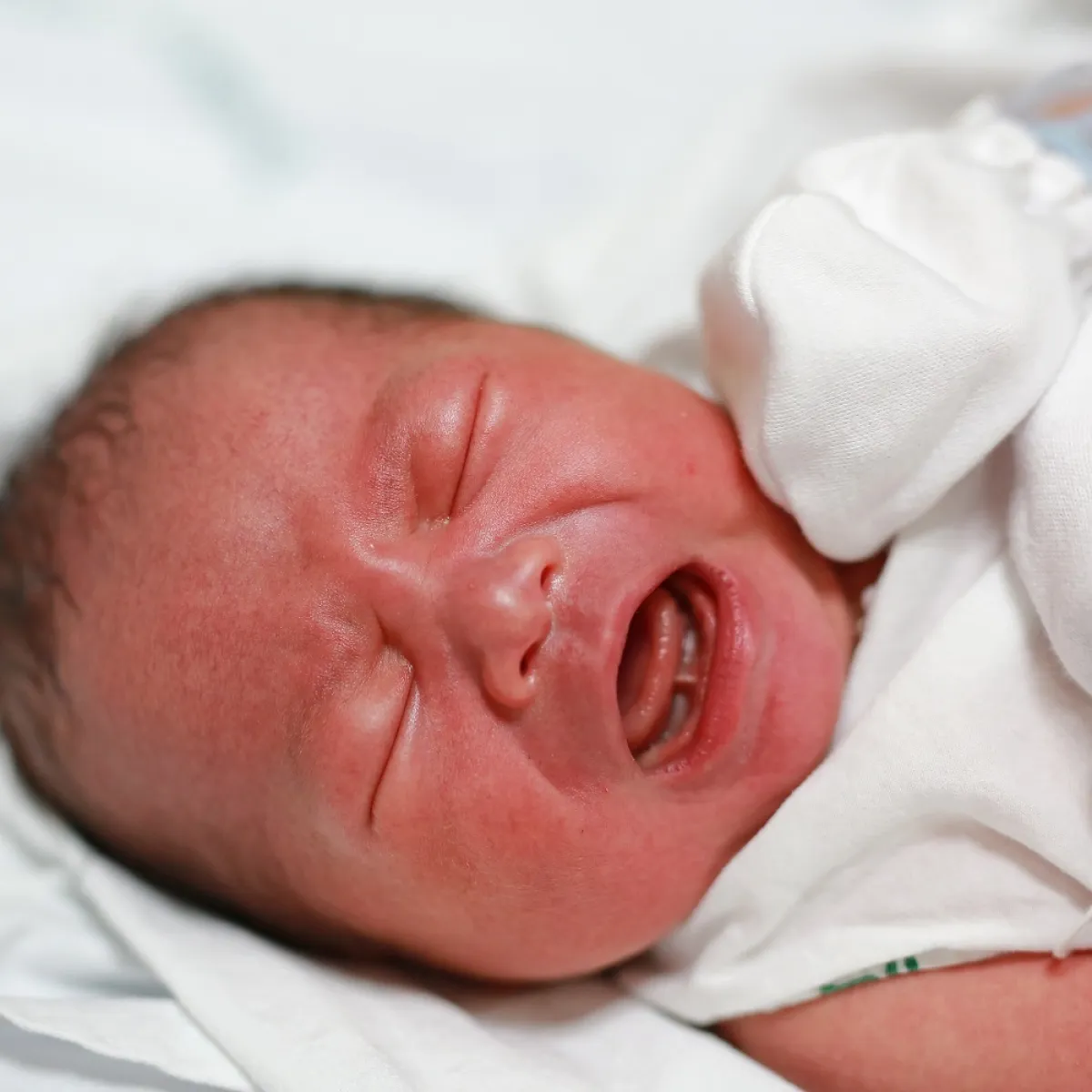 صورة لطفل يبكي بشدة