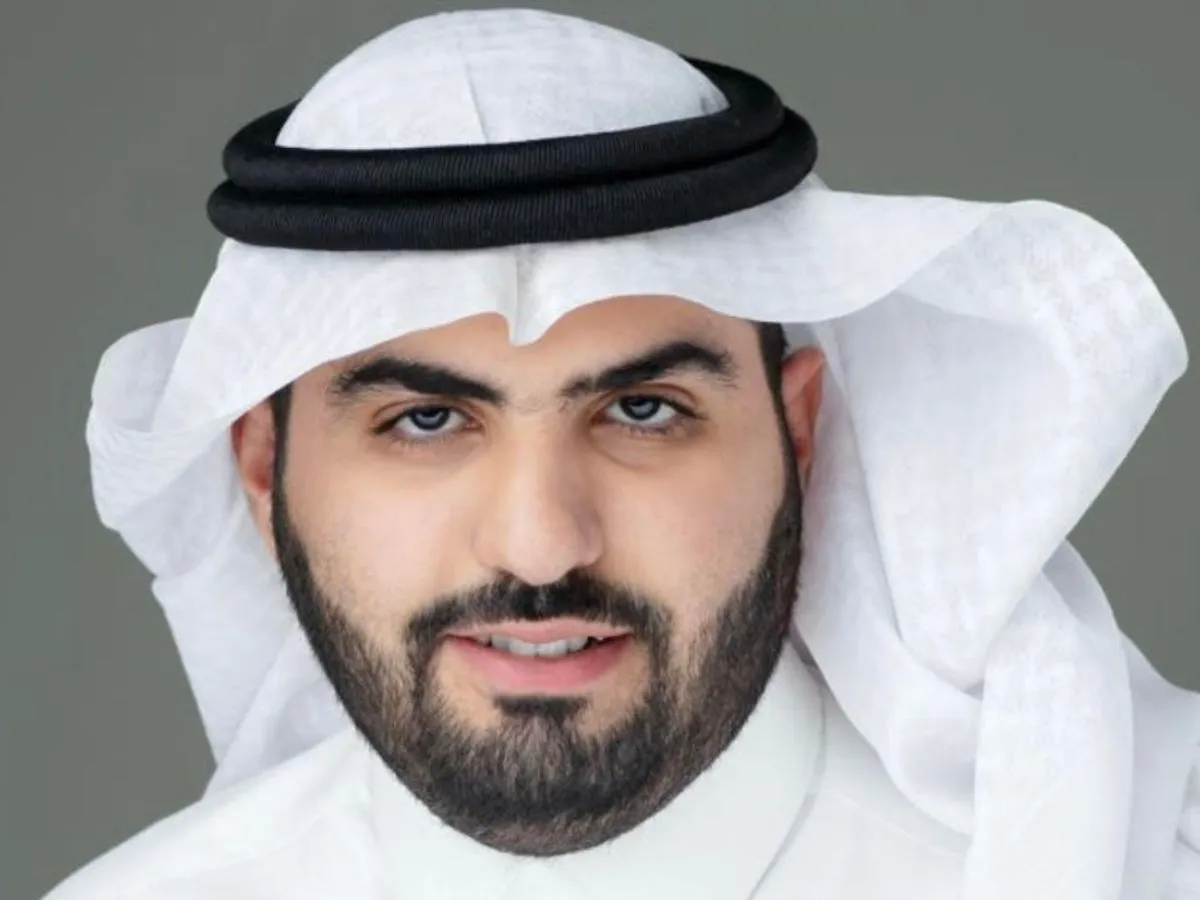 تظهر الصورة شخصية الكاتب عبدالعزيز القحطاني